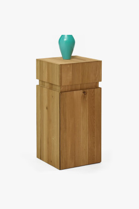 Príručný stolík s dvierkami drevený